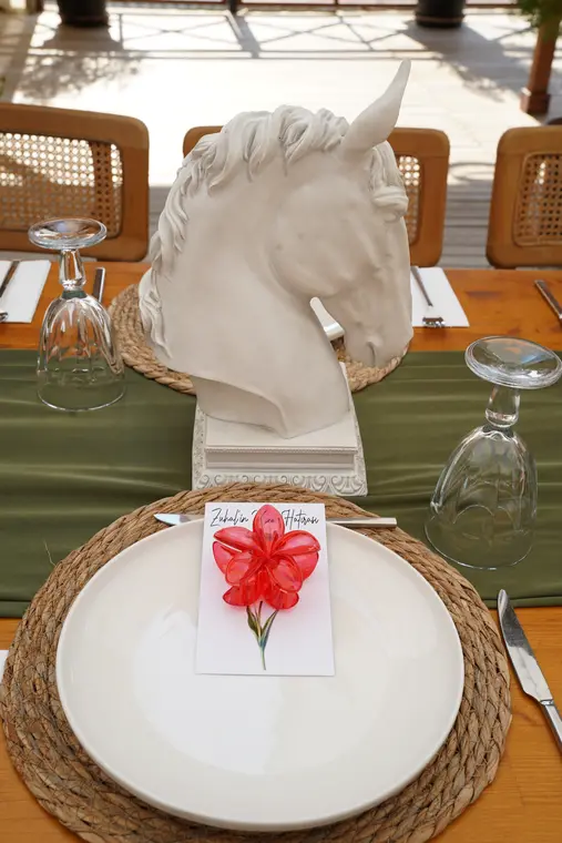 At figürü ve kırmızı çiçekli tabak