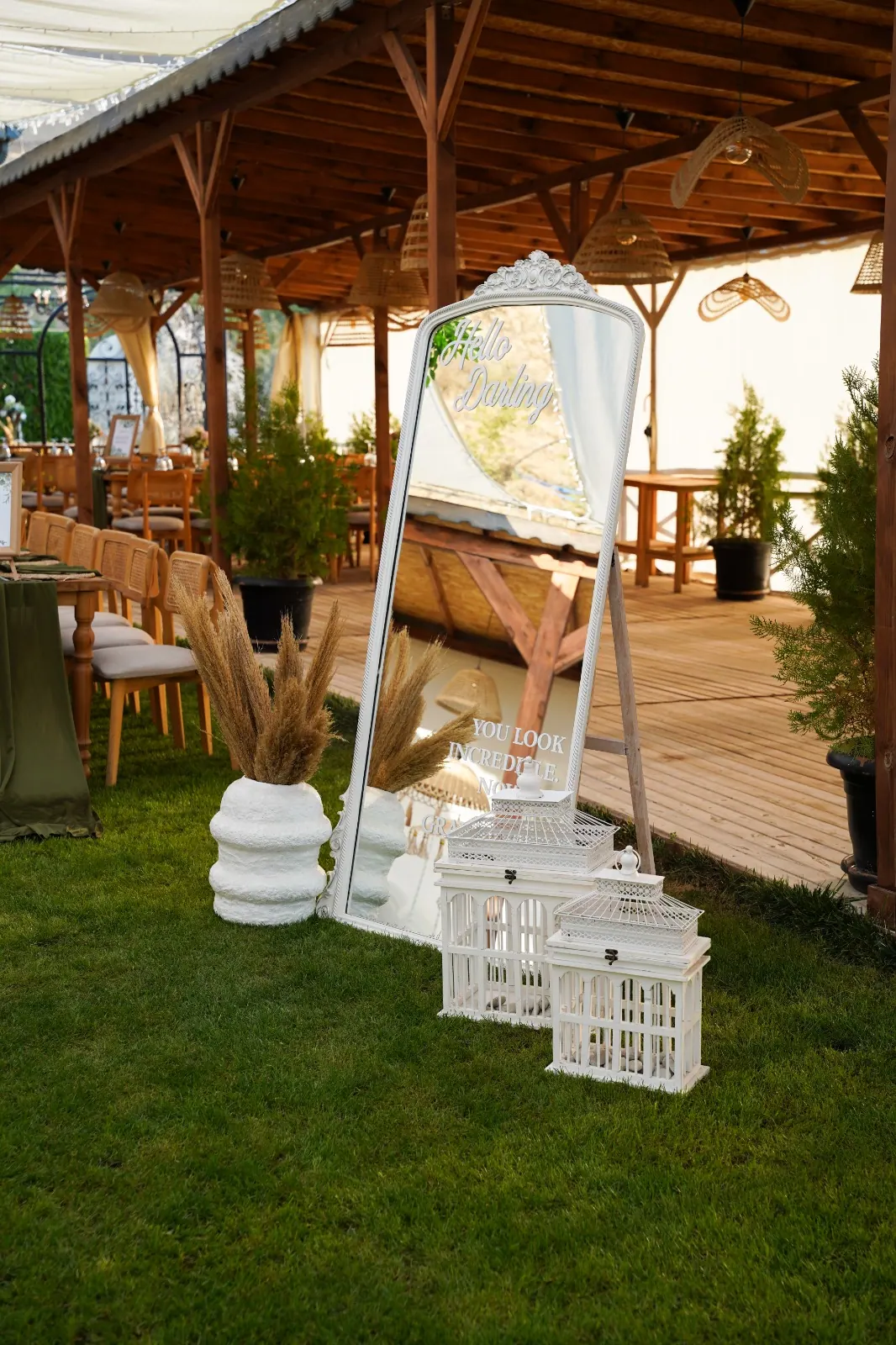 Nuup Wedding bahçesinde tören yolu ve karşılama panosu