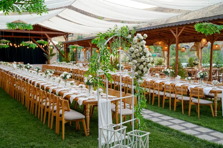 Beyaz drape ve çiçek kemeri